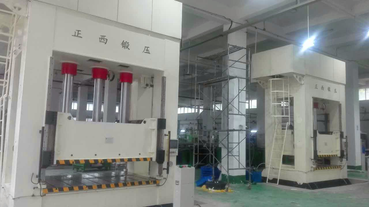 此批設(shè)備為重慶客戶一次性向我公司訂購的機(jī)器，在所有公司員工的努力下，我們在規(guī)定的時間內(nèi)向客戶交貨并調(diào)試完成。