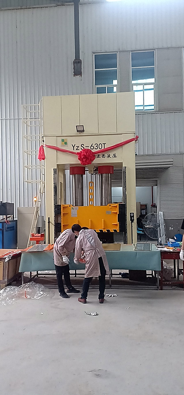 630噸框架式液壓機(jī)定制安裝圓滿成功，客戶相當(dāng)滿意