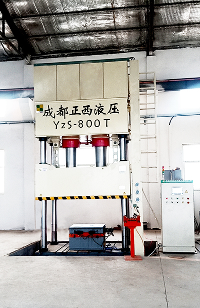 山東棗莊液壓機(jī)客戶定制的四柱液壓機(jī)800t，液壓機(jī)廠商成都正西圓滿交付使用