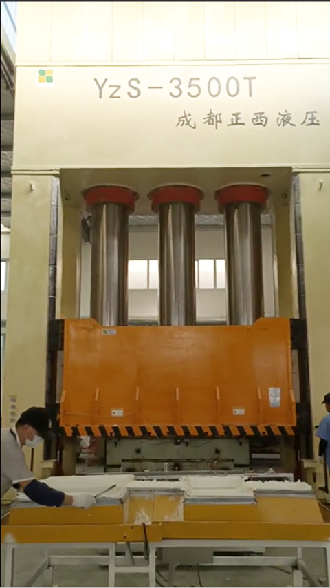 山東淄博液壓機需求客戶定制的3500噸框架液壓機圓滿交貨了，祝賀！